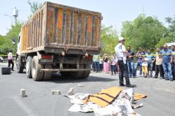 Kamyonun altında kalan yaşlı adam öldü