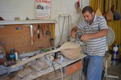 Batmanlı saz ustası kütükten saz çıkarıyor video