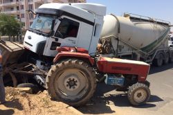 Beton mikseri traktörü biçti: 3 yaralı