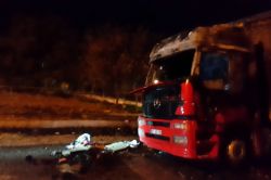 Silvan'da bir TIR ateşe verildi