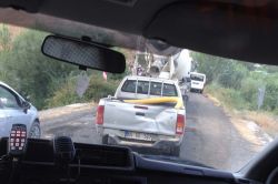 Yol kesen PKK'lılar acil hasta taşıyan ambulansa geçit vermedi