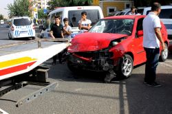 Diyarbakır İskanevleri Kavşağında trafik kazası: 3 yaralı video foto