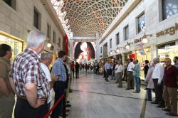 Dünyanın ilk alışveriş merkezi yenilendi