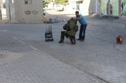 Kâhta'da bomba ihbarı yapılan poşetten elbise çıktıvideo foto