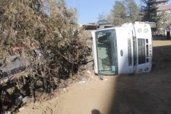 Yükünü boşaltan kamyon yan yattı