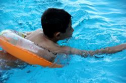 Sıcaktan bunalan çocuklar havuzlara koştular