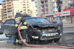 Diyarbakır’da seyir halindeki otomobil yandı
