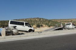 Tekerleği patlayan minibüs orta refüje çıktı