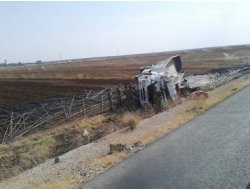 Demir Yüklü TIR Devrildi