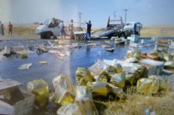 Bal yüklü kamyonet takla attı