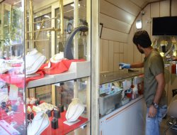 Kuyumcunun kasasını  açamayınca imitasyon takılarını çaldılar