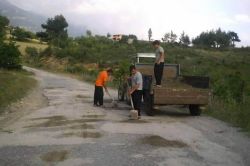 Belediye yapmayınca vatandaş kendi yolunu kendi yapıyor