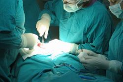 Burnundan ceviz büyüklüğünde taş çıktı