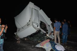 Siverek’te briket yüklü TIR devrildi: 2 yaralı