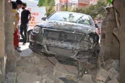 Batman'da yaşanan kazada bir otomobil evin avlusuna girdi