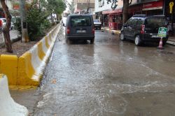 Çınar'da yaz yağmuru hazırlıksız yakaladı