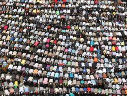 Mısırlı gençler kefenleriyle Tahrir'de