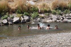 Serinlemek için lağımlı suya giriyorlar