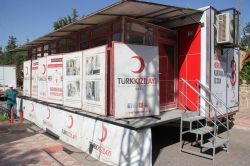Midyat’ta kan toplama aracına halktan yoğun ilgi