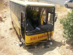 Otobûsa rêwîyan û otomobîl li hevdu qelibîn: 15 birîndar