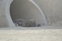 Şantiye basan PKK 30 aracı ateşe verdi