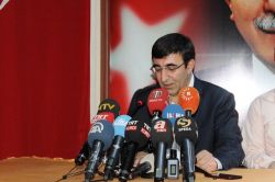 Siyaseti beceremeyen, şiddete sarılır video