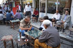 Batman’da işsizliğin artması çay ocaklarını dolduruyor video