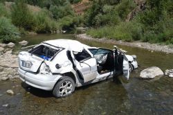 Mucurlu yolda kontrolden çıkan otomobil dereye uçtu