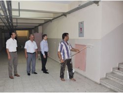 Cezasını Okul Boyayarak Çekiyor