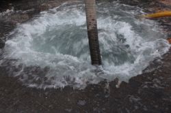 Kahta’da şebeke borusu patladı, tonlarca su boşa aktı