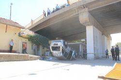 Aracıyla köprüden uçtu