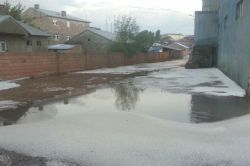 Yoğun dolu yağışı Ağrı’yı beyaza bürüdü