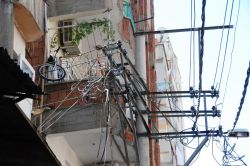 Diyarbakır’da elektrik telleri büyük tehlike saçıyor