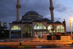 Olaylar sebebiyle halk camiye gidemez oldu video foto