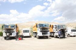 Van'da şantiye basan PKK’liler 8 aracı yaktı