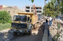 Batman’da seyir halindeki kamyon yola battı
