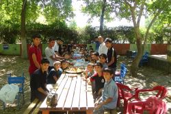 İlim Der, öğrencileriyle piknikte buluştu