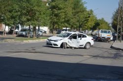 Otomobille kamyonet çarpıştı: 2 yaralı