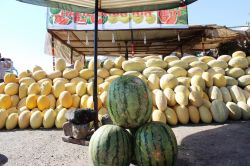 Yetiştirdikleri kavun karpuzları yol kenarında satıyorlar