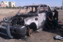 Yanan lüks aracın parçaları talan edildi