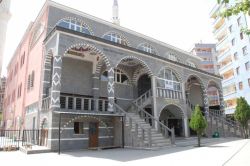 Hırsızlar girdikleri caminin eşyalarını çaldı