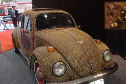 Fıstık kabuğu ile otomobili sanata dönüştürdü