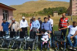 Kızılay engellilere tekerlekli sandalye dağıttı