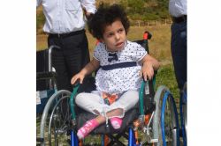 Minik Ayşegül tekerlekli sandalyesine kavuştu