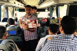 Muşlular Batıdan gelen otobüsleri güllerle karşıladı