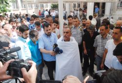 Çatışmaların sonlanması için tek başına eylem yaptı