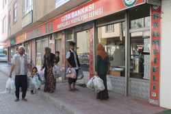 Van Rahmet Eli Gıda Bankası giyim yardımlarına başladı