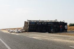 Saman yüklü kamyon devrildi