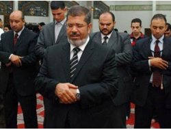 Mursi, Sabah Namazını Camide Kılmaya Israrlı