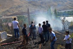 Mezarlıkta çıkan yangın mahalle sakinlerini korkuttu